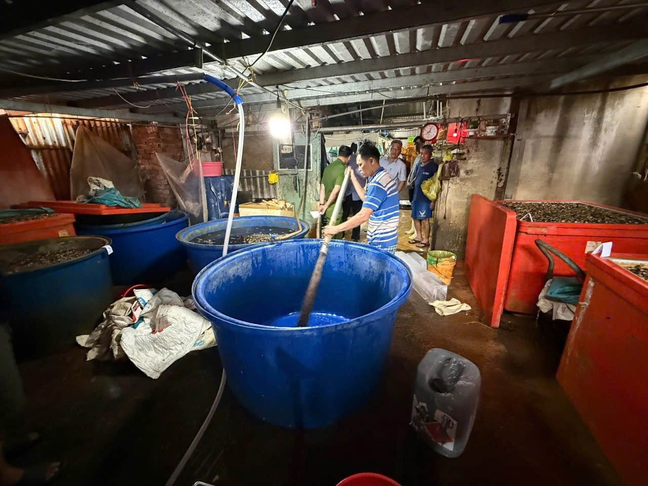 Khởi tố, bắt tạm giam nữ nhân viên ngân hàng; cơ quan Công an cảnh báo người dân, thông báo tìm bị hại- Ảnh 4. Khởi tố, bắt tạm giam nữ nhân viên ngân hàng; cơ quan Công an cảnh báo người dân, thông báo tìm bị hại- Ảnh 4.