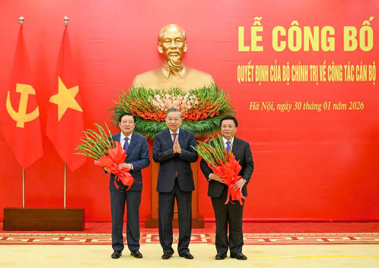 Tổng Bí thư Tô Lâm trao các quyết định của Bộ Chính trị về công tác cán bộ- Ảnh 4. Tổng Bí thư Tô Lâm trao các quyết định của Bộ Chính trị về công tác cán bộ- Ảnh 4.