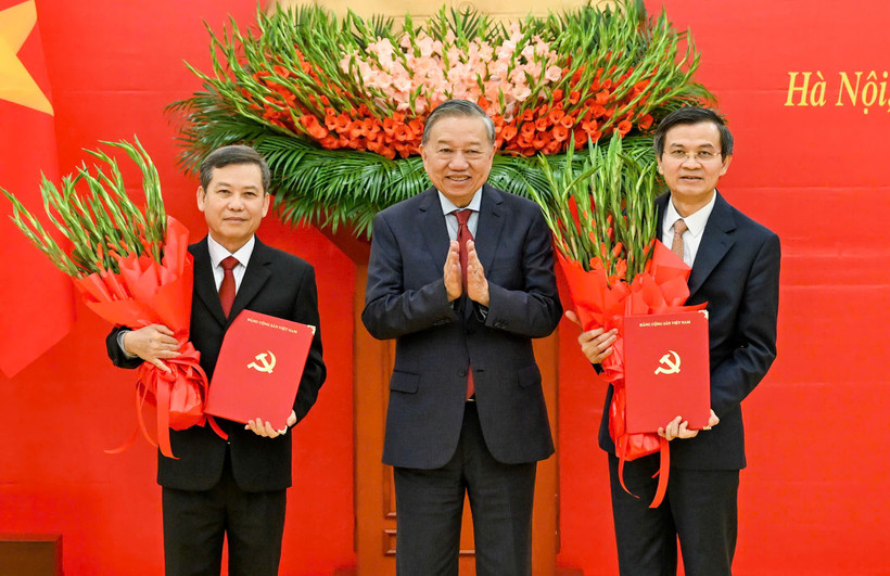 Tổng Bí thư Tô Lâm trao các quyết định của Bộ Chính trị về công tác cán bộ- Ảnh 1. Tổng Bí thư Tô Lâm trao các quyết định của Bộ Chính trị về công tác cán bộ- Ảnh 1.