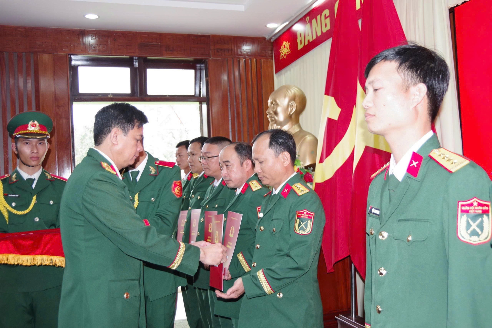 Gọi 293 sĩ quan dự bị vào phục vụ tại ngũ và tuyển dụng quân nhân chuyên nghiệp- Ảnh 1. Gọi 293 sĩ quan dự bị vào phục vụ tại ngũ và tuyển dụng quân nhân chuyên nghiệp- Ảnh 1.