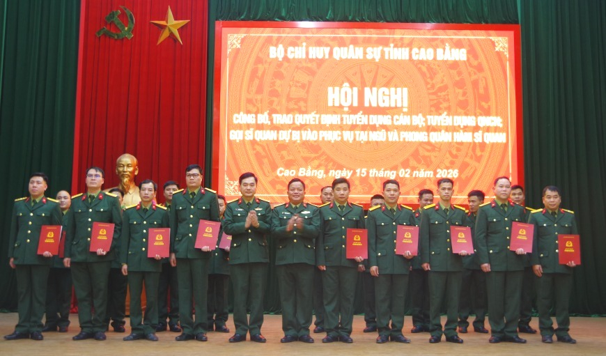 Tuyển dụng, phong hàm sĩ quan đối với 137 nhân sự Ban Chỉ huy Quân sự cấp xã- Ảnh 1. Tuyển dụng, phong hàm sĩ quan đối với 137 nhân sự Ban Chỉ huy Quân sự cấp xã- Ảnh 1.