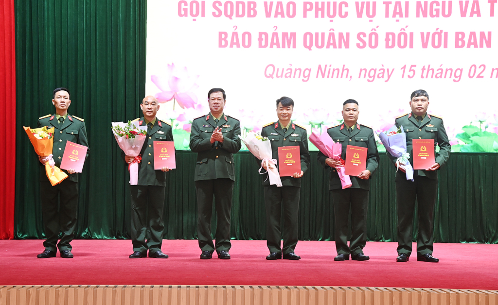 Công bố quyết định của Bộ Quốc phòng về nhân sự Ban Chỉ huy Quân sự cấp xã- Ảnh 1.