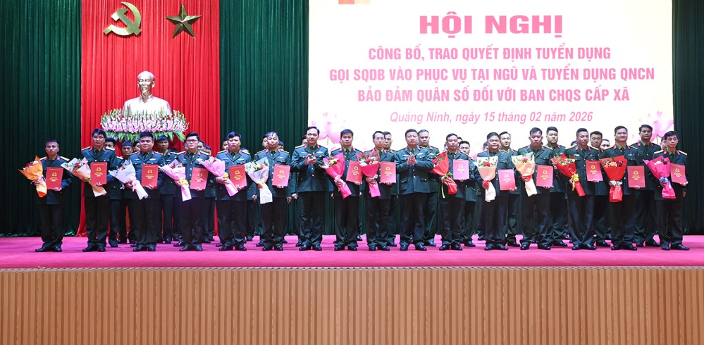 Công bố quyết định của Bộ Quốc phòng về nhân sự Ban Chỉ huy Quân sự cấp xã- Ảnh 2.