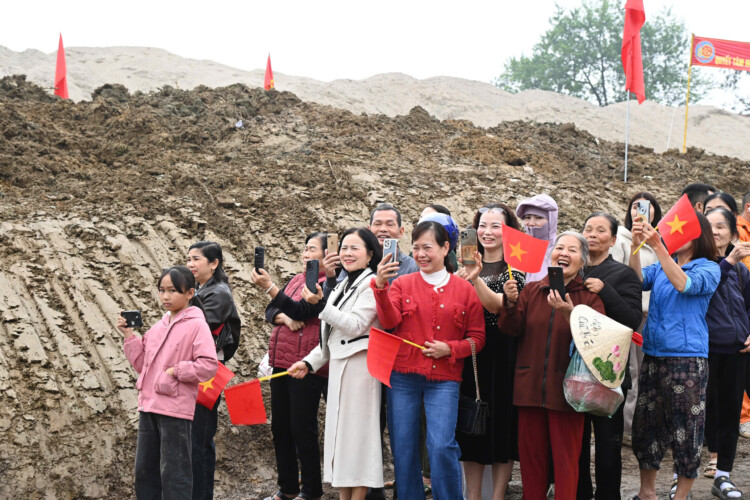 XUÂN BÍNH NGỌ: 'THẦN TỐC' thông xe CẦU PHAO ĐOAN HÙNG bắc qua sông Lô - Công trình mang ý nghĩa đặc biệt- Ảnh 17.