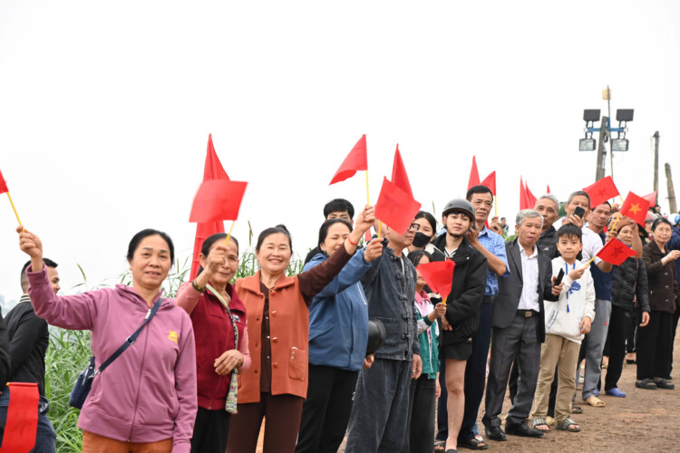 XUÂN BÍNH NGỌ: 'THẦN TỐC' thông xe CẦU PHAO ĐOAN HÙNG bắc qua sông Lô - Công trình mang ý nghĩa đặc biệt- Ảnh 16.