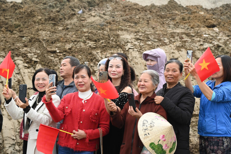 THỦ TƯỚNG NHIỆT LIỆT BIỂU DƯƠNG CÁC ĐƠN VỊ 'THẦN TỐC" HOÀN THÀNH CẦU PHAO BẮC QUA SÔNG LÔ- Ảnh 5.