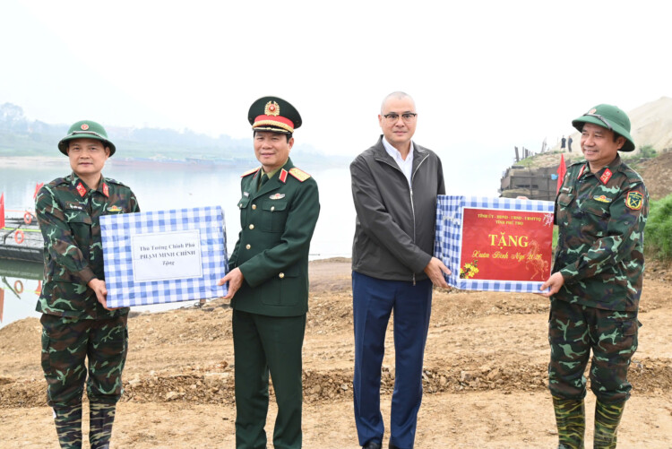 XUÂN BÍNH NGỌ: 'THẦN TỐC' thông xe CẦU PHAO ĐOAN HÙNG bắc qua sông Lô - Công trình mang ý nghĩa đặc biệt- Ảnh 11.