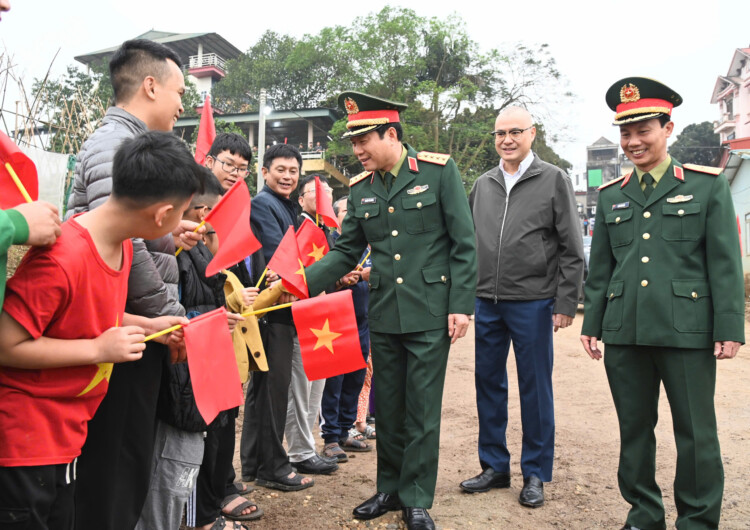 XUÂN BÍNH NGỌ: 'THẦN TỐC' thông xe CẦU PHAO ĐOAN HÙNG bắc qua sông Lô - Công trình mang ý nghĩa đặc biệt- Ảnh 1.