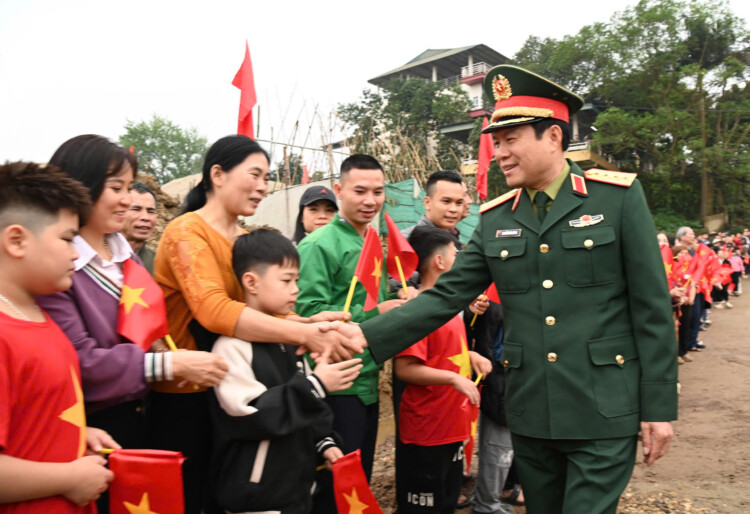 XUÂN BÍNH NGỌ: 'THẦN TỐC' thông xe CẦU PHAO ĐOAN HÙNG bắc qua sông Lô - Công trình mang ý nghĩa đặc biệt- Ảnh 2.