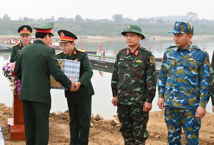 XUÂN BÍNH NGỌ: 'THẦN TỐC' thông xe CẦU PHAO ĐOAN HÙNG bắc qua sông Lô - Công trình mang ý nghĩa đặc biệt- Ảnh 12.