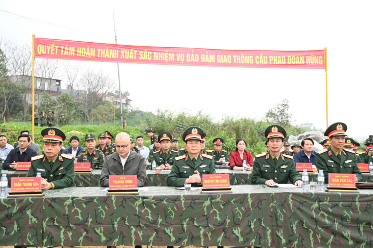 XUÂN BÍNH NGỌ: 'THẦN TỐC' thông xe CẦU PHAO ĐOAN HÙNG bắc qua sông Lô - Công trình mang ý nghĩa đặc biệt- Ảnh 6.