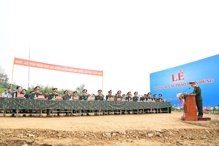 THỦ TƯỚNG NHIỆT LIỆT BIỂU DƯƠNG CÁC ĐƠN VỊ 'THẦN TỐC" HOÀN THÀNH CẦU PHAO BẮC QUA SÔNG LÔ- Ảnh 6.