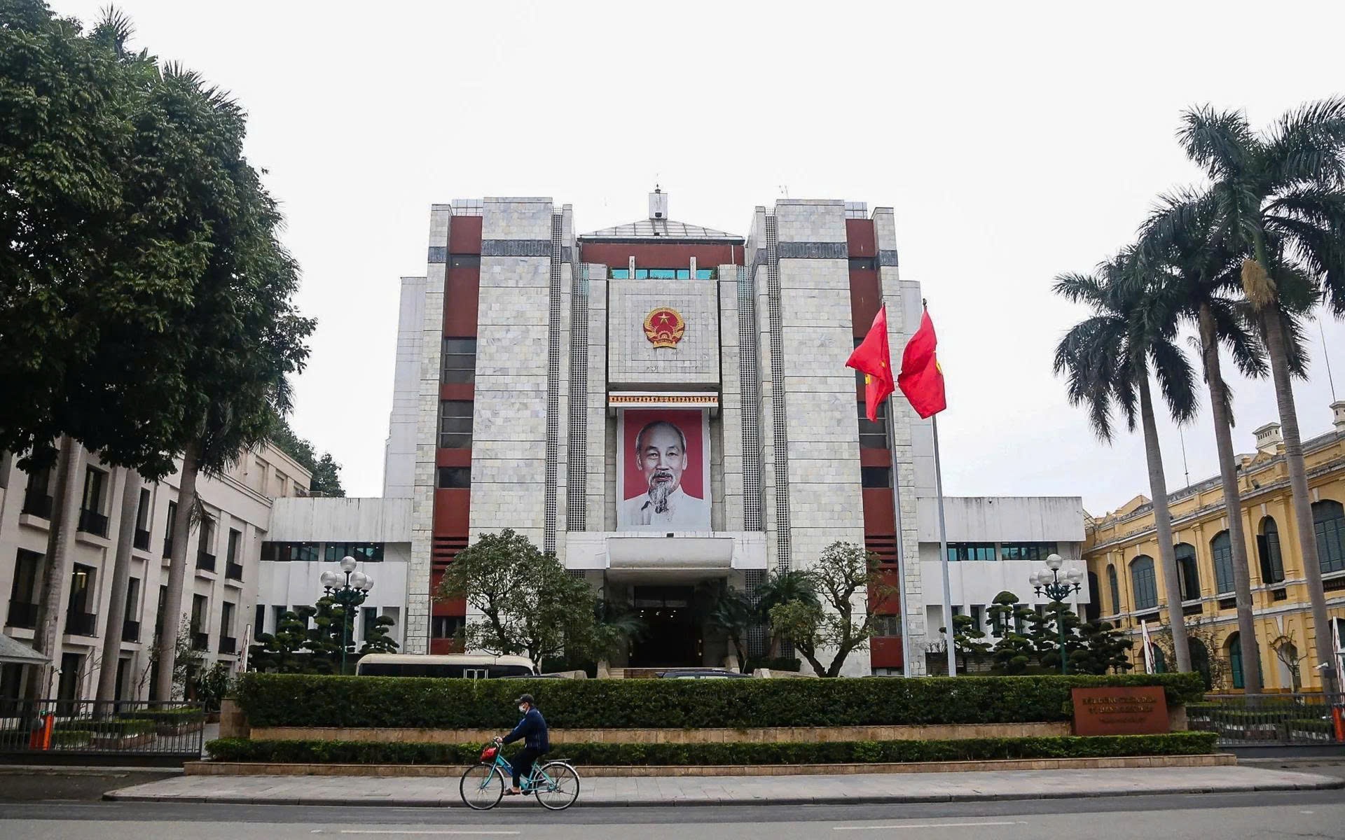 Tiếp tục sắp xếp đơn vị sự nghiệp, kiện toàn tổ chức bộ máy; triển khai phương án cắt giảm biên chế công chức- Ảnh 1. Sắp xếp, bố trí, xếp ngạch công chức vào vị trí việc làm theo Nghị định 361/2025/NĐ-CP