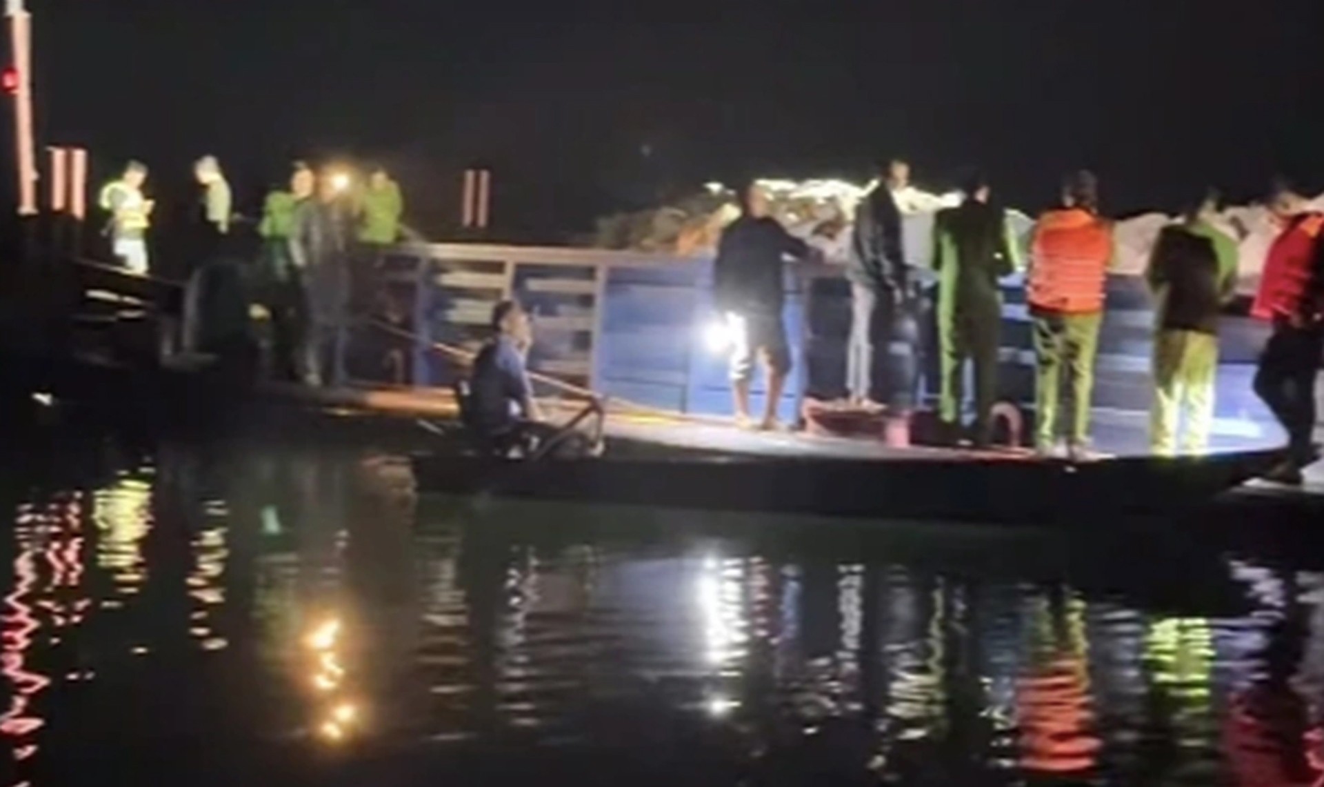 CỨU HỘ VỤ TAI NẠN GIAO THÔNG ĐƯỜNG THỦY NGHIÊM TRỌNG, 6 NGƯỜI MẤT TÍCH: ĐẶC CÔNG NGƯỜI NHÁI TÌM THẤY NẠN NHÂN ĐẦU TIÊN- Ảnh 8.