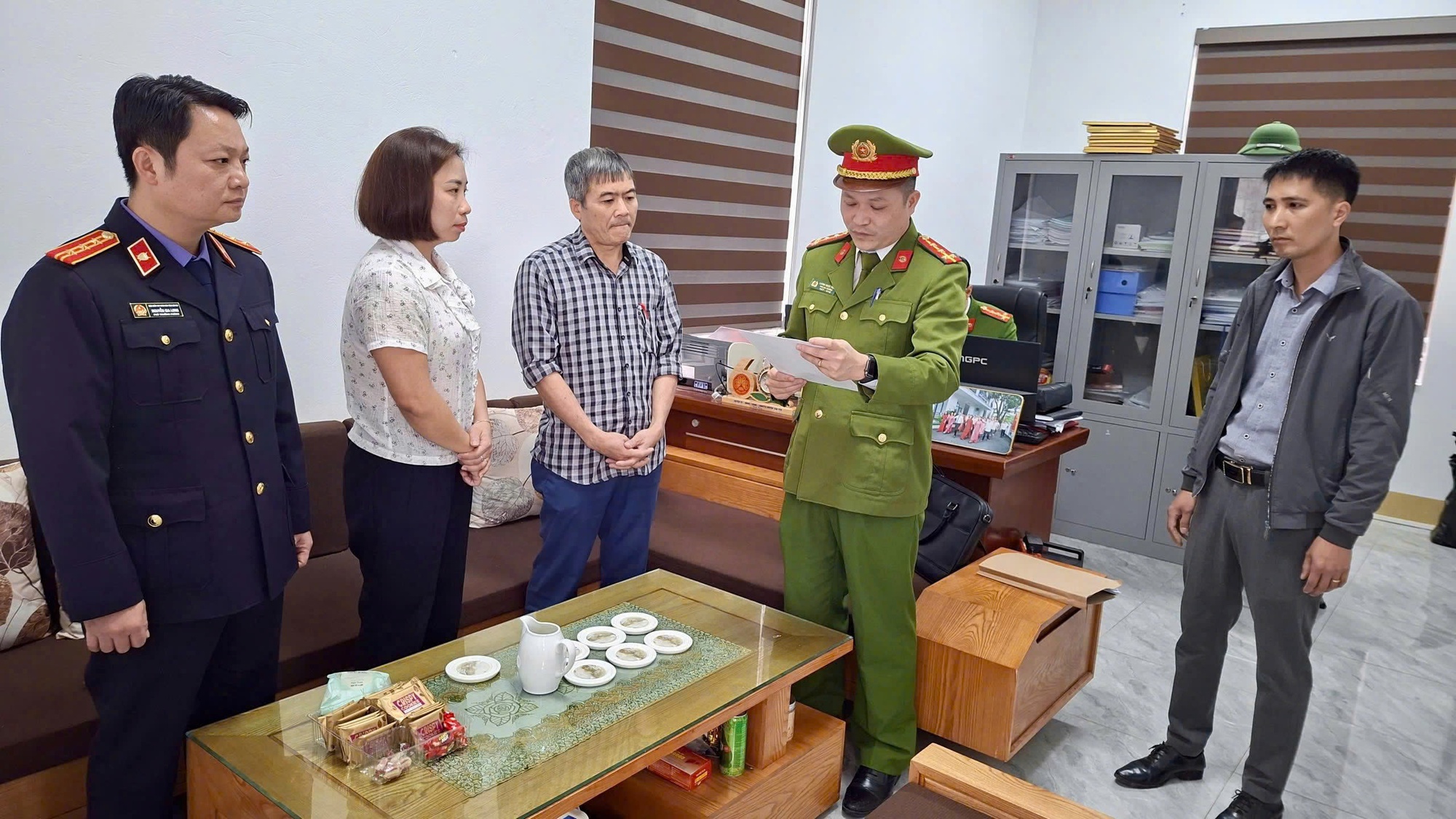 Bắt tạm giam cán bộ địa chính, Trạm trưởng Trạm Dịch vụ, Hỗ trợ nông nghiệp; khởi tố 3 giám đốc doanh nghiệp- Ảnh 1.