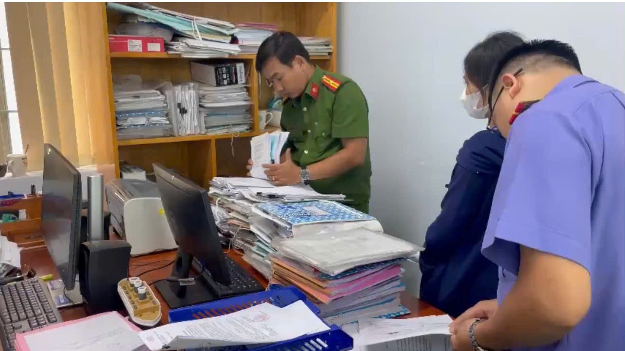 Bắt tạm giam cán bộ địa chính, Trạm trưởng Trạm Dịch vụ, Hỗ trợ nông nghiệp; khởi tố 3 giám đốc doanh nghiệp- Ảnh 3.