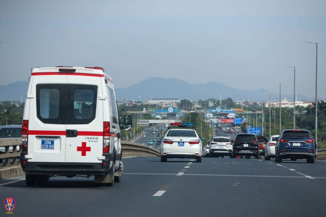 Người tham gia giao thông cần làm gì khi gặp xe ưu tiên đang làm nhiệm vụ?- Ảnh 2.