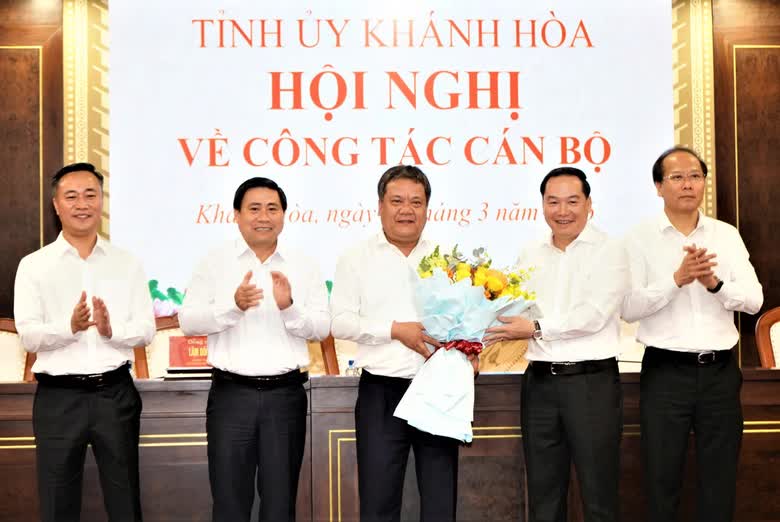 Đồng chí Trần Phong được bầu giữ chức Bí thư Tỉnh ủy Khánh Hòa- Ảnh 2.