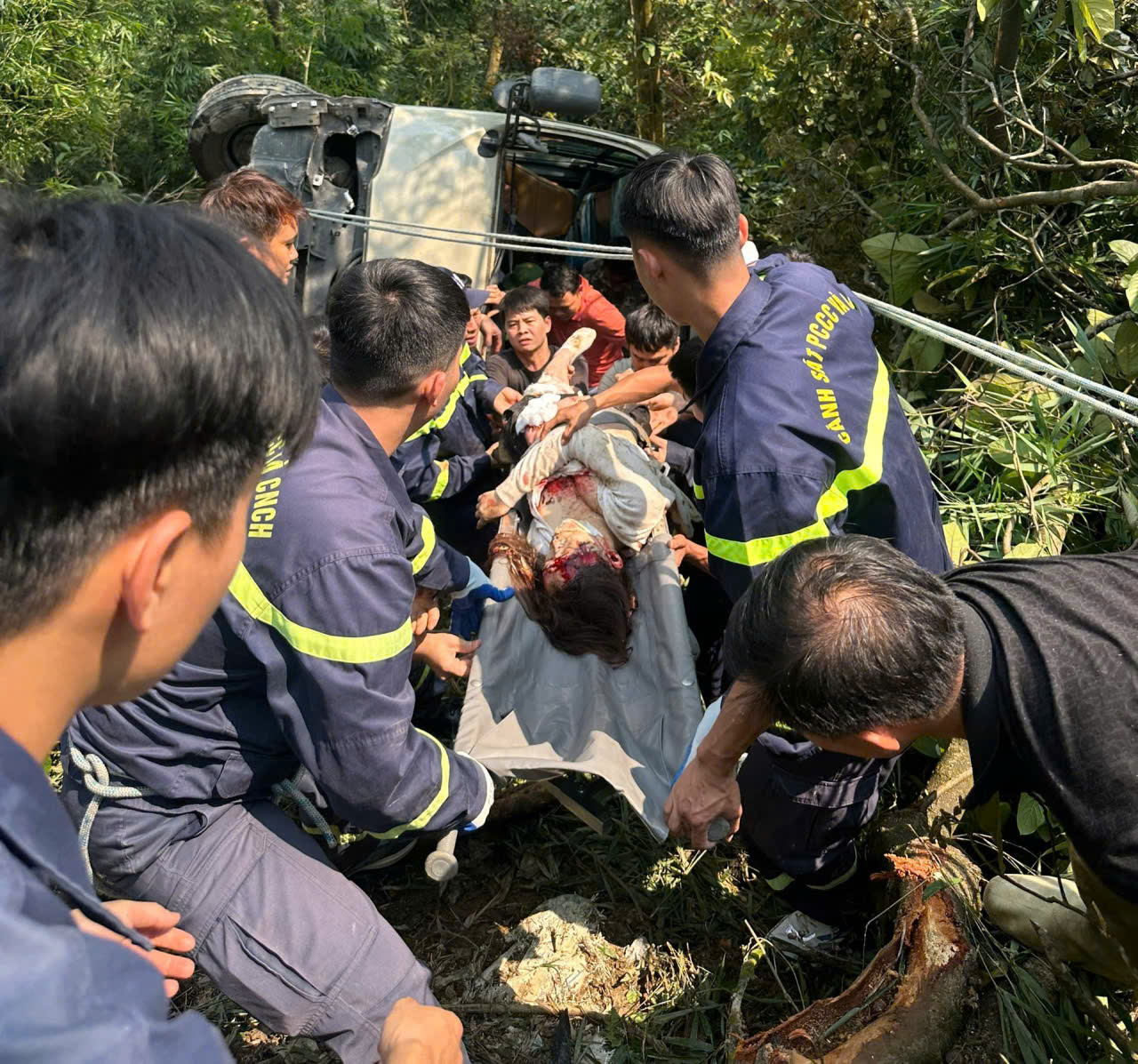 Xe khách lao xuống vực: Khẩn trương cứu nạn, cứu hộ, cấp cứu nạn nhân- Ảnh 4. Xe khách lao xuống vực: Khẩn trương cứu nạn, cứu hộ, cấp cứu nạn nhân- Ảnh 4.