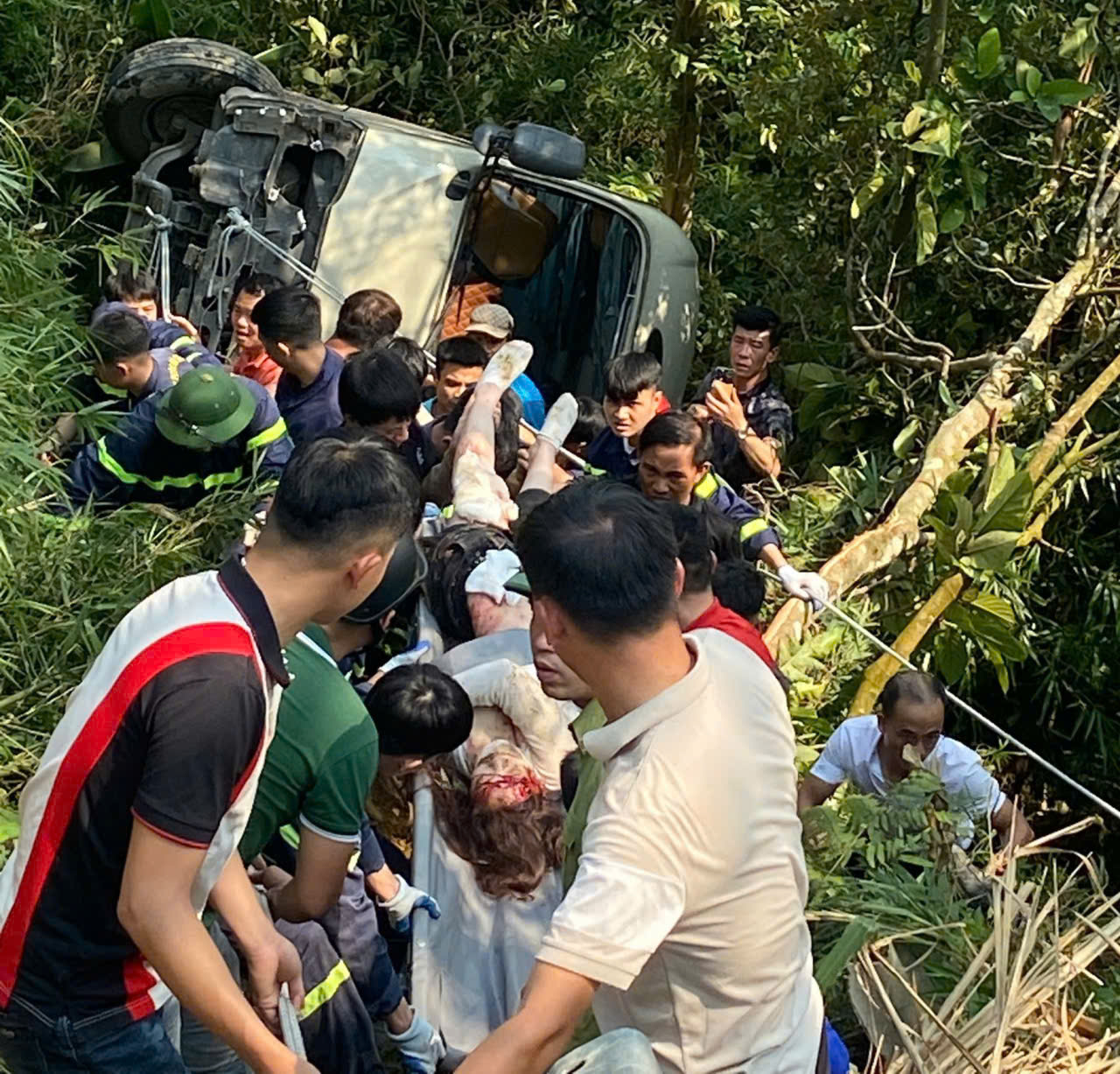 Xe khách lao xuống vực: Khẩn trương cứu nạn, cứu hộ, cấp cứu nạn nhân- Ảnh 5. Xe khách lao xuống vực: Khẩn trương cứu nạn, cứu hộ, cấp cứu nạn nhân- Ảnh 5.