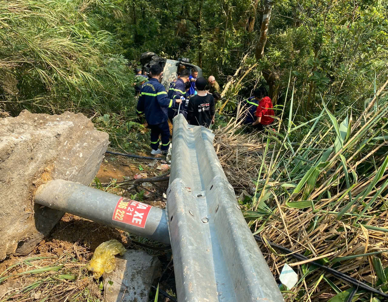 Xe khách lao xuống vực: Khẩn trương cứu nạn, cứu hộ, cấp cứu nạn nhân- Ảnh 6. Xe khách lao xuống vực: Khẩn trương cứu nạn, cứu hộ, cấp cứu nạn nhân- Ảnh 6.