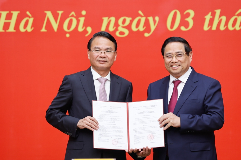 THỦ TƯỚNG TRAO QUYẾT ĐỊNH CHỈ ĐỊNH, BỔ NHIỆM PHÓ BÍ THƯ ĐẢNG ỦY CHÍNH PHỦ và LÃNH ĐẠO 4 BỘ, CƠ QUAN NGANG BỘ- Ảnh 3.