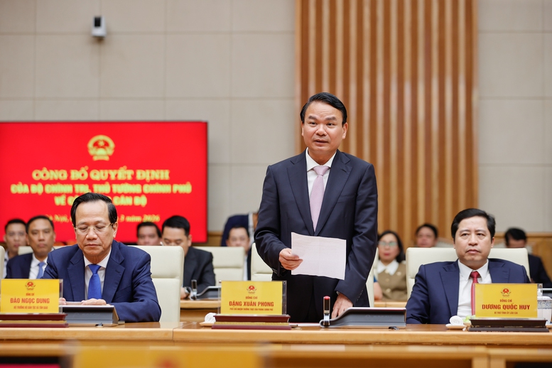 THỦ TƯỚNG TRAO QUYẾT ĐỊNH CHỈ ĐỊNH, BỔ NHIỆM PHÓ BÍ THƯ ĐẢNG ỦY CHÍNH PHỦ và LÃNH ĐẠO 4 BỘ, CƠ QUAN NGANG BỘ- Ảnh 9.