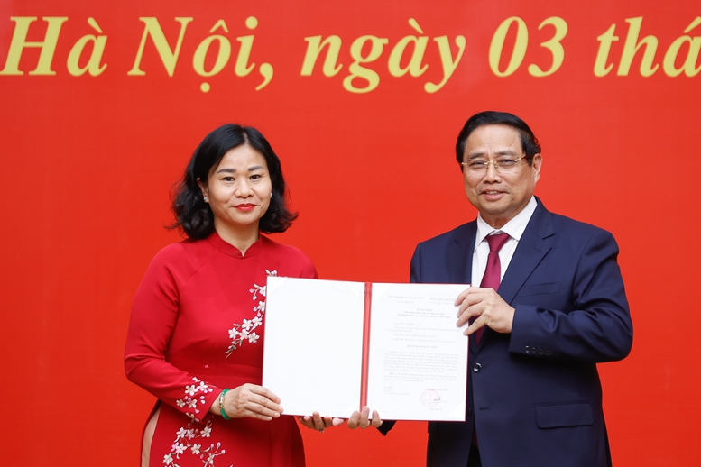 THỦ TƯỚNG TRAO QUYẾT ĐỊNH CHỈ ĐỊNH, BỔ NHIỆM PHÓ BÍ THƯ ĐẢNG ỦY CHÍNH PHỦ và LÃNH ĐẠO 4 BỘ, CƠ QUAN NGANG BỘ- Ảnh 2.