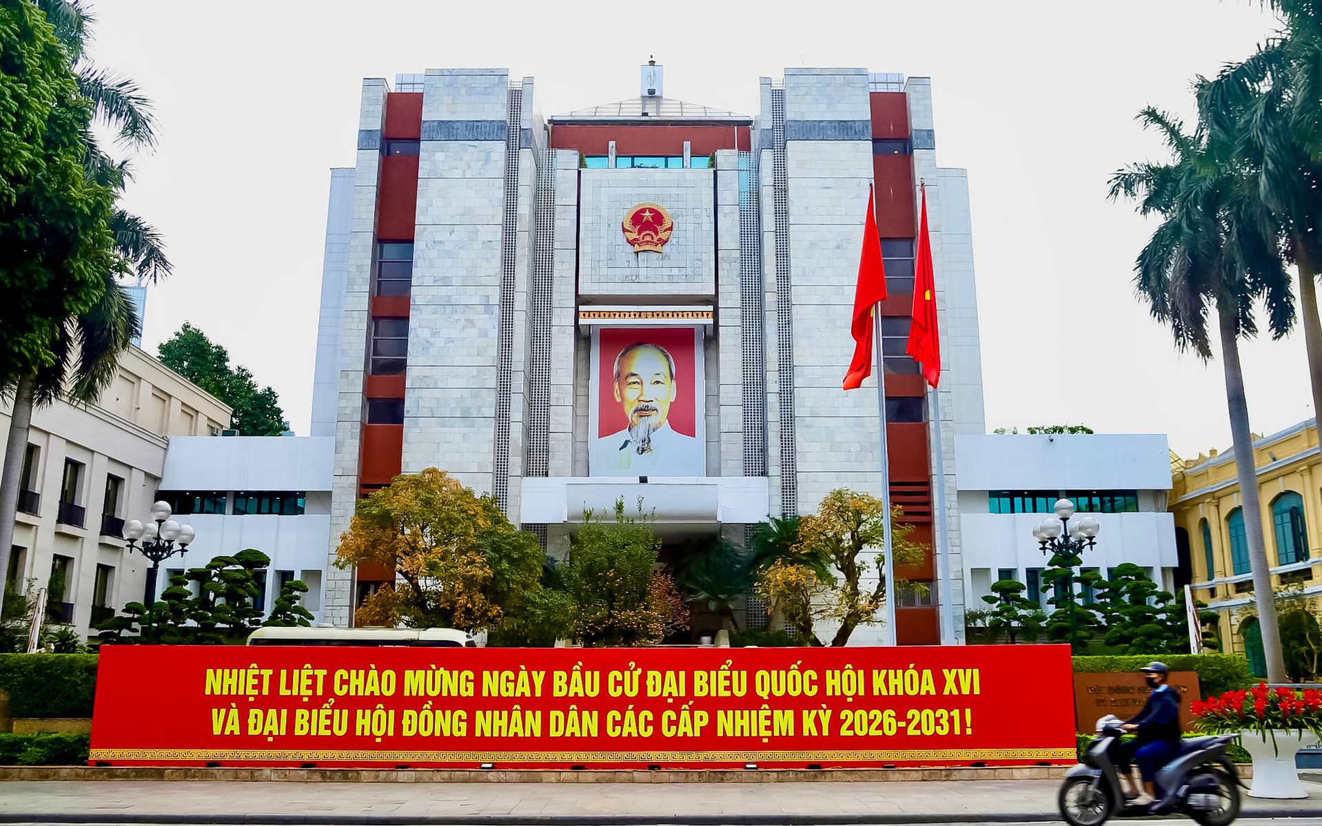 Tiếp tục sắp xếp, tinh gọn tổ chức bộ máy; đẩy mạnh phân cấp, phân quyền, ủy quyền