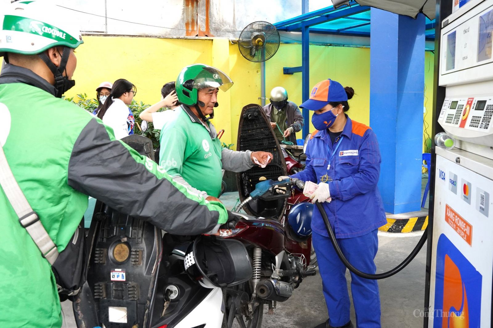 CHÍNH PHỦ CHỈ ĐẠO TRIỂN KHAI CÁC GIẢI PHÁP CẤP BÁCH ỨNG PHÓ VỚI XUNG ĐỘT TẠI TRUNG ĐÔNG- Ảnh 2.