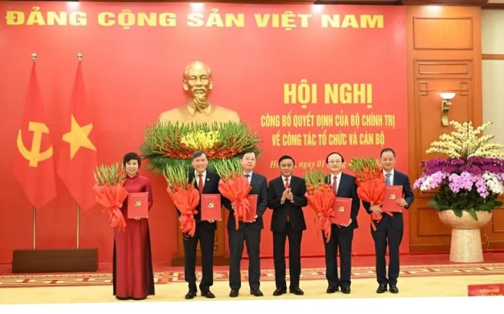 Công bố quyết định của Bộ Chính trị về công tác tổ chức, cán bộ của 5 cơ quan