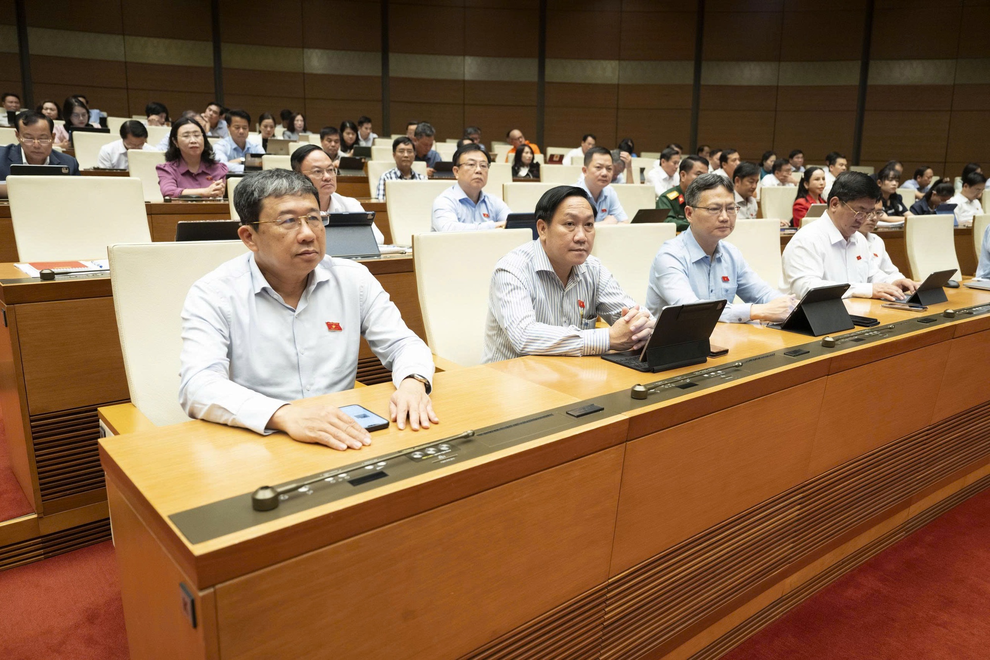 Khẩn trương hoàn thiện dự thảo Nghị quyết về thuế xăng dầu và nhiên liệu bay, trình Quốc hội thông qua vào sáng 12/4- Ảnh 5.