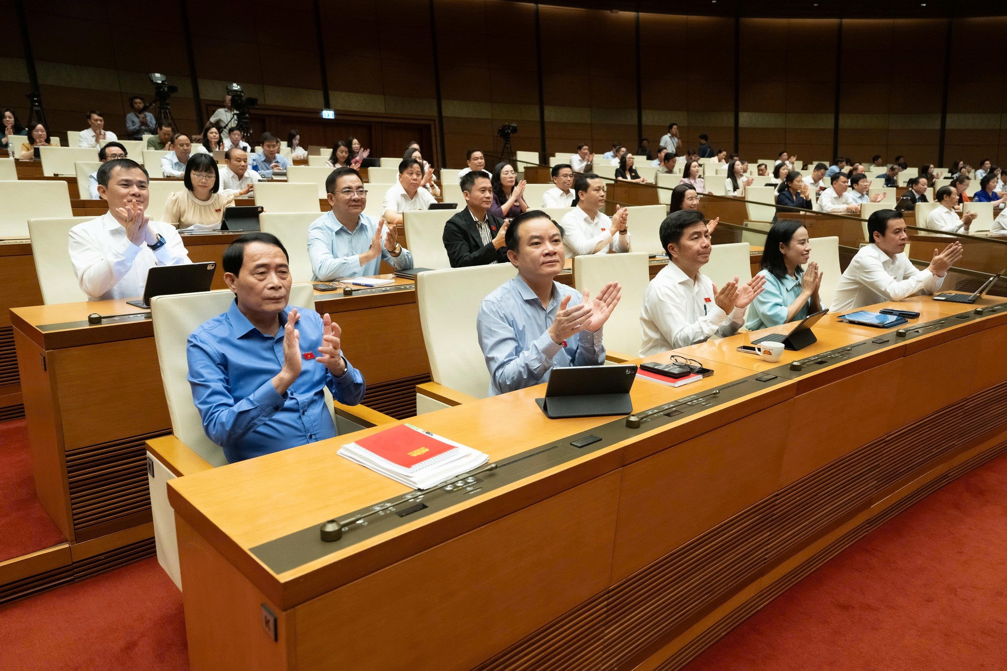 Quốc hội thông qua Nghị quyết về THUẾ XĂNG DẦU và NHIÊN LIỆU BAY- Ảnh 5.