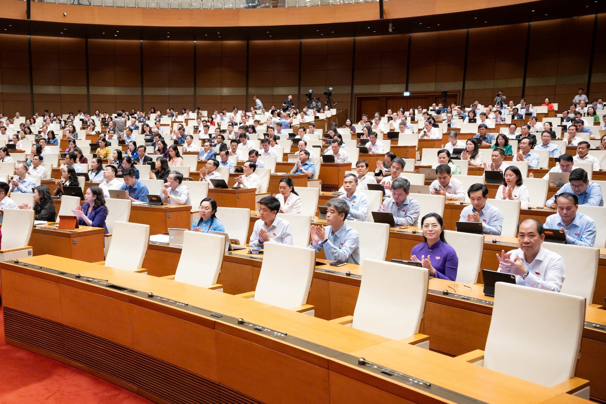 Quốc hội thông qua Luật Tín ngưỡng, tôn giáo (sửa đổi)- Ảnh 4.