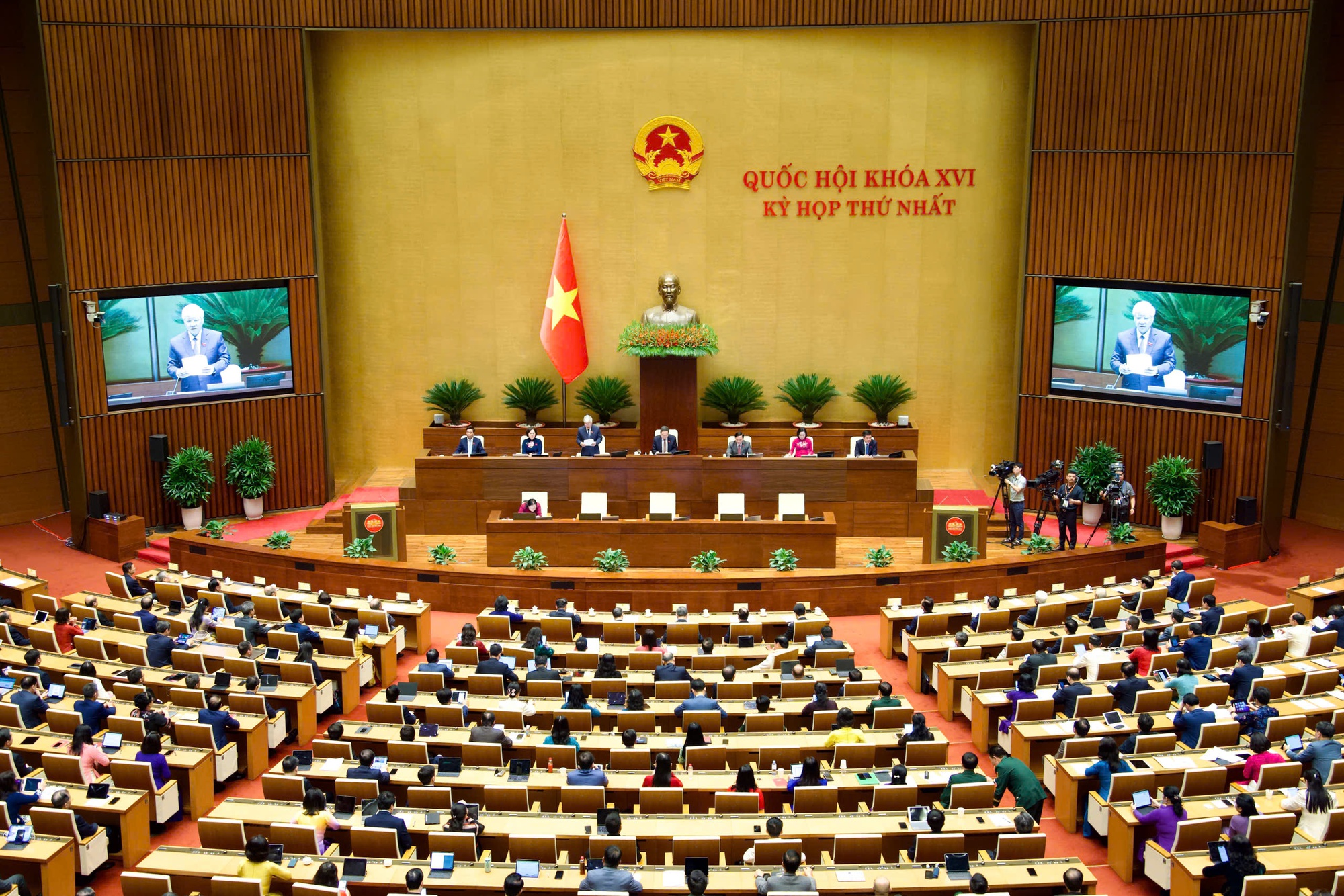 Quốc hội quyết nghị tiết kiệm triệt để, tăng chi đầu tư cho các công trình trọng điểm, cải cách tiền lương, an sinh xã hội; bổ sung nguồn cải cách tiền lương- Ảnh 1.