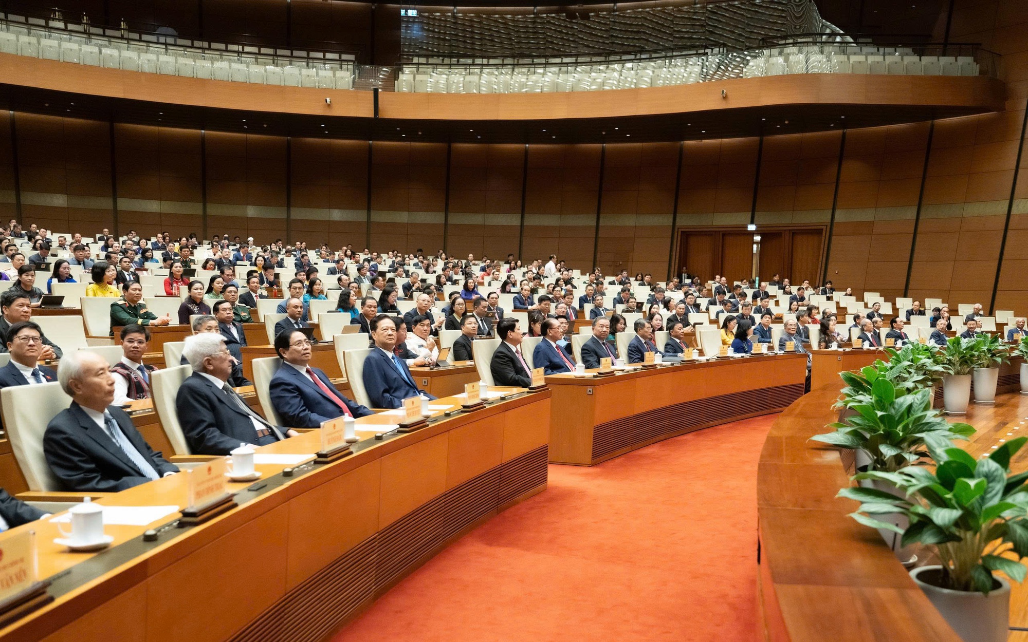 Ưu tiên chi đầu tư phát triển; điều chỉnh chuẩn nghèo, tiền lương, an sinh xã hội 