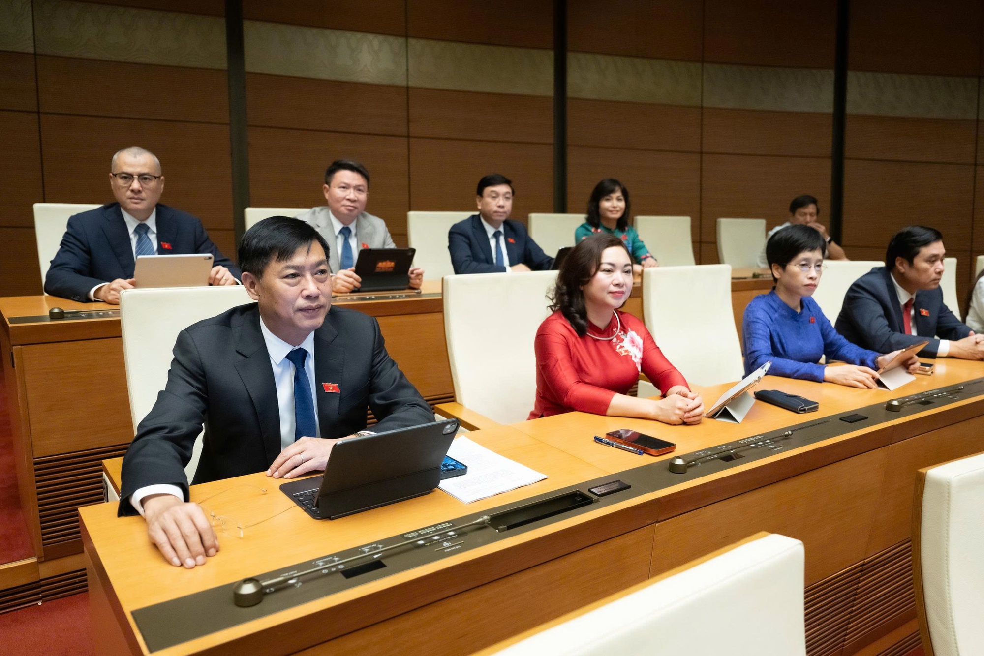 Quốc hội quyết nghị tiết kiệm triệt để, tăng chi đầu tư cho các công trình trọng điểm, cải cách tiền lương, an sinh xã hội; bổ sung nguồn cải cách tiền lương- Ảnh 8.