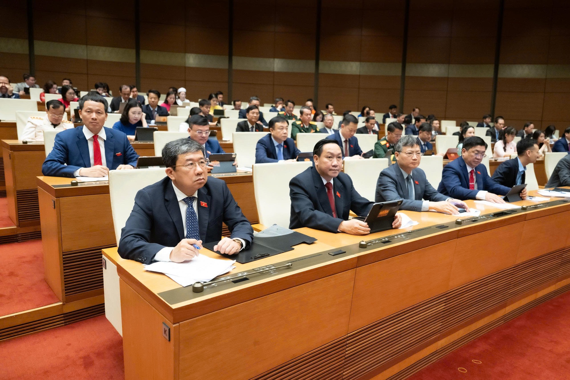 Quốc hội quyết nghị tiết kiệm triệt để, tăng chi đầu tư cho các công trình trọng điểm, cải cách tiền lương, an sinh xã hội; bổ sung nguồn cải cách tiền lương- Ảnh 9.