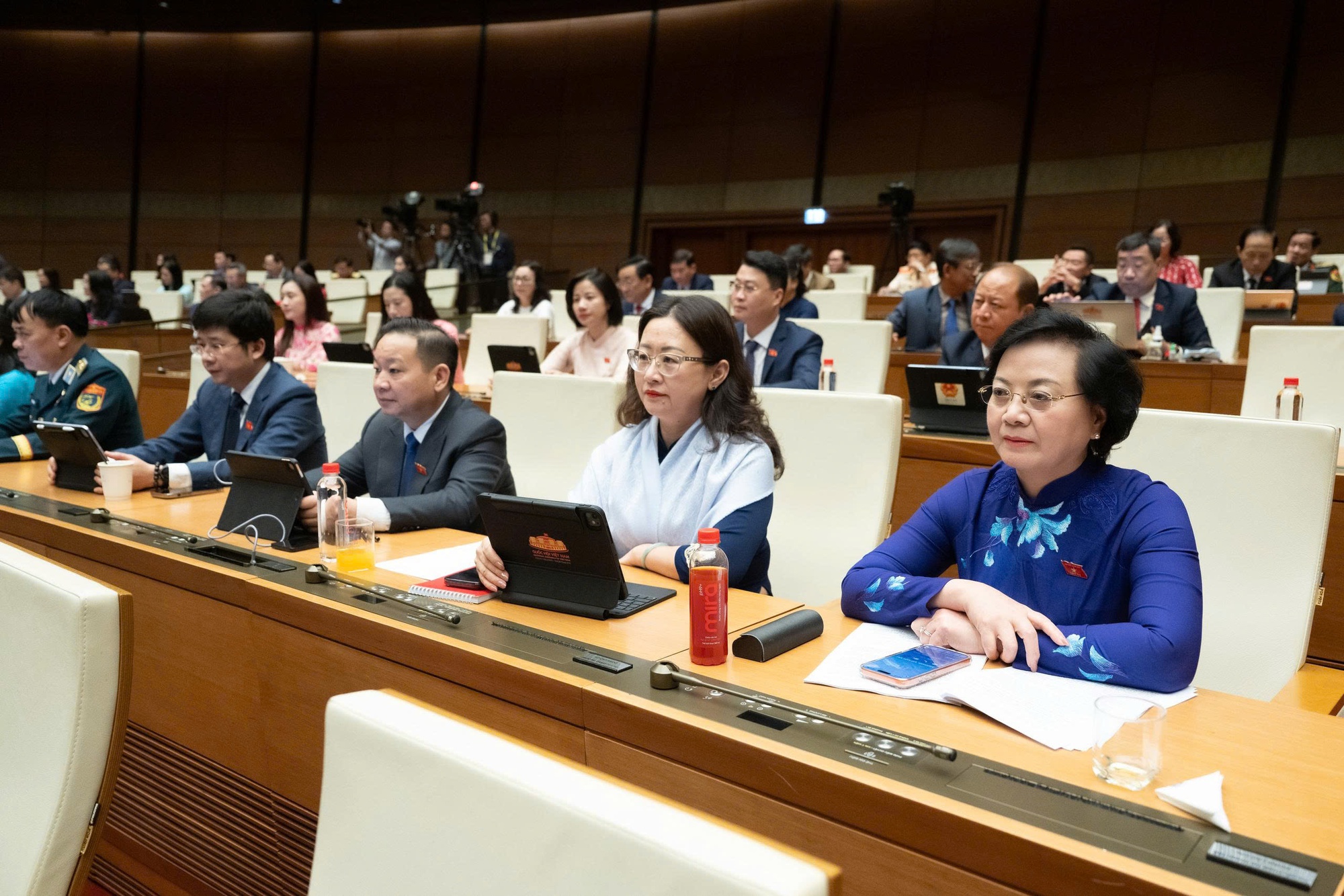 Quốc hội quyết nghị tiết kiệm triệt để, tăng chi đầu tư cho các công trình trọng điểm, cải cách tiền lương, an sinh xã hội; bổ sung nguồn cải cách tiền lương- Ảnh 11.