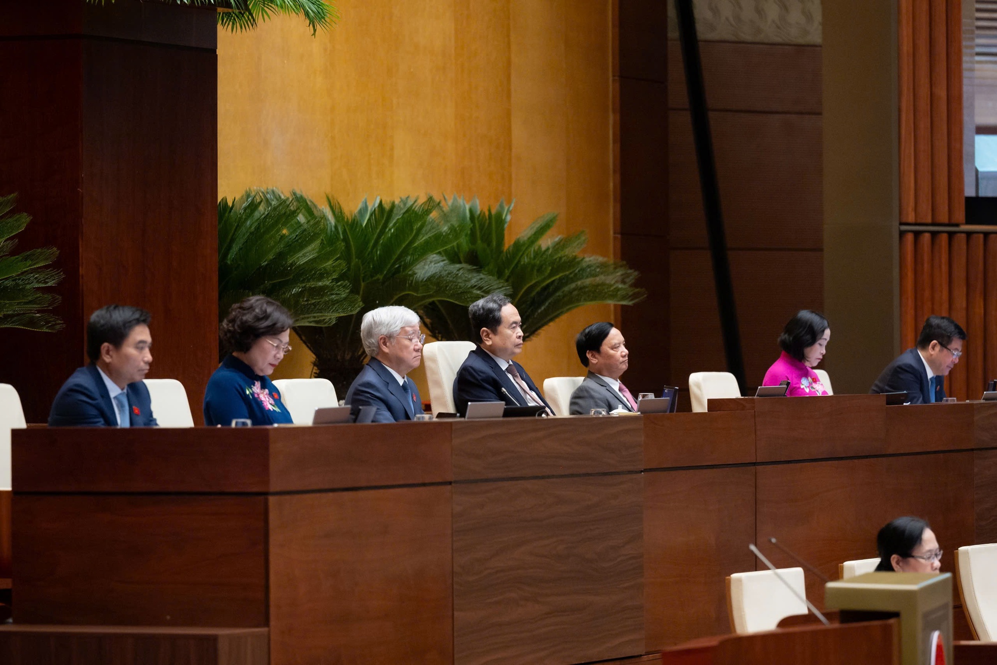 Quốc hội quyết nghị tiết kiệm triệt để, tăng chi đầu tư cho các công trình trọng điểm, cải cách tiền lương, an sinh xã hội; bổ sung nguồn cải cách tiền lương- Ảnh 13.