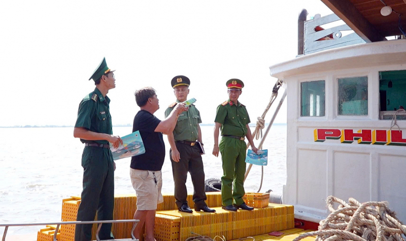 Triệt phá đường dây đưa tàu cá, ngư dân khai thác hải sản trái phép; khởi tố bác sĩ, nhân viên phòng khám đa khoa...- Ảnh 4. Triệt phá đường dây đưa tàu cá, ngư dân khai thác hải sản trái phép; khởi tố bác sĩ, nhân viên phòng khám đa khoa...- Ảnh 4.