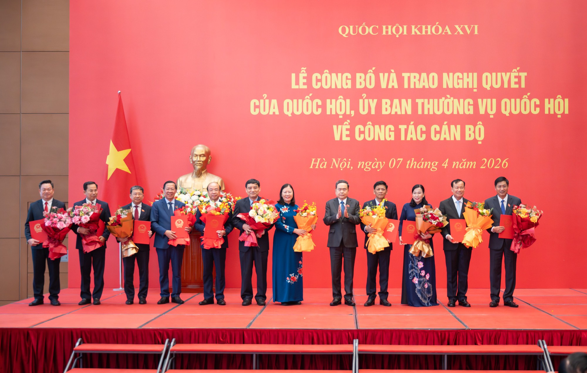 Chủ tịch Quốc hội Trần Thanh Mẫn trao các Nghị quyết về công tác cán bộ- Ảnh 2. Chủ tịch Quốc hội Trần Thanh Mẫn trao các Nghị quyết về công tác cán bộ- Ảnh 2.