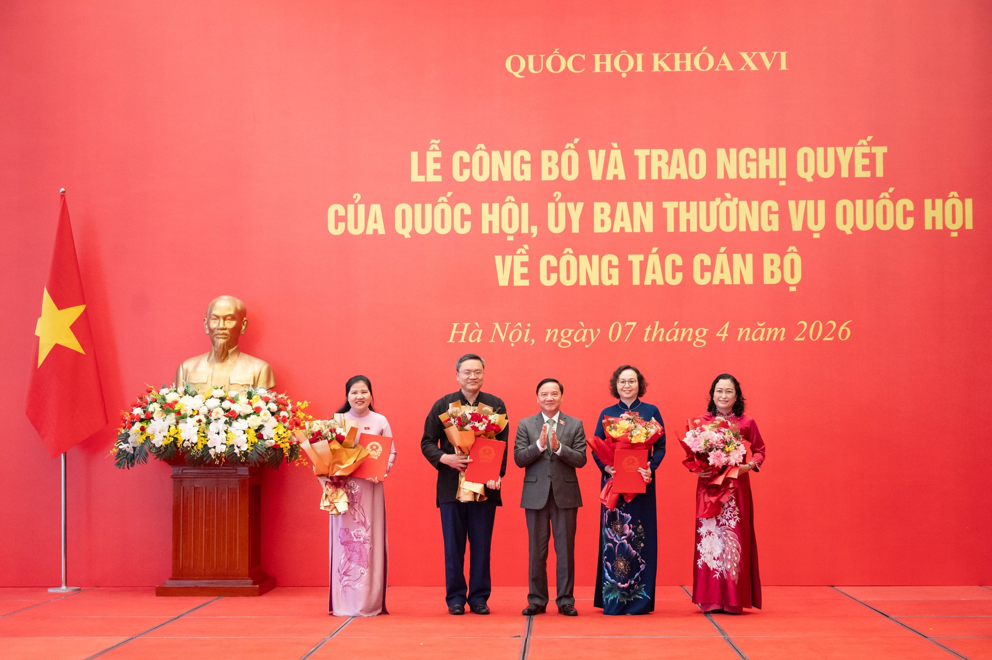 Chủ tịch Quốc hội Trần Thanh Mẫn trao các Nghị quyết về công tác cán bộ- Ảnh 3. Chủ tịch Quốc hội Trần Thanh Mẫn trao các Nghị quyết về công tác cán bộ- Ảnh 3.