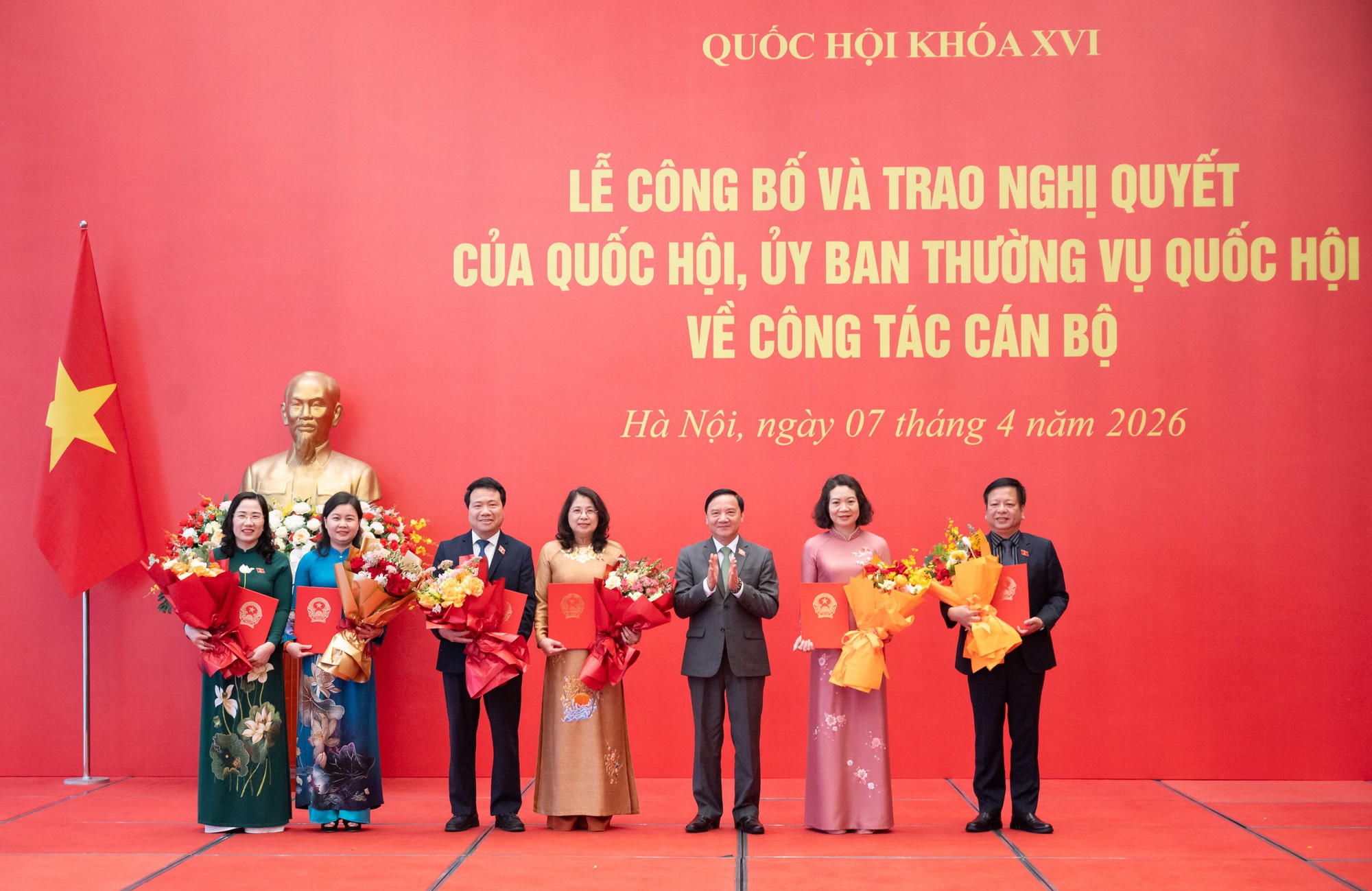 Chủ tịch Quốc hội Trần Thanh Mẫn trao các Nghị quyết về công tác cán bộ- Ảnh 4. Chủ tịch Quốc hội Trần Thanh Mẫn trao các Nghị quyết về công tác cán bộ- Ảnh 4.