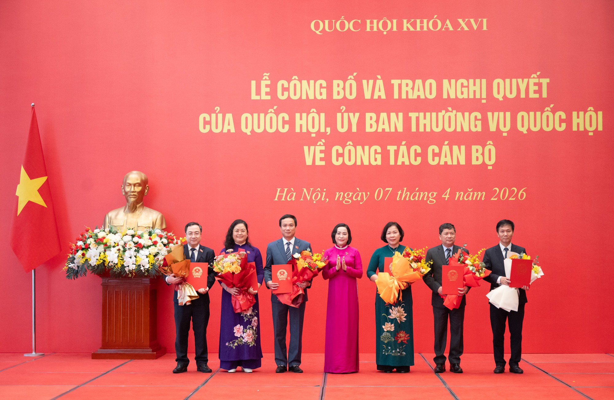 Chủ tịch Quốc hội Trần Thanh Mẫn trao các Nghị quyết về công tác cán bộ- Ảnh 5. Chủ tịch Quốc hội Trần Thanh Mẫn trao các Nghị quyết về công tác cán bộ- Ảnh 5.