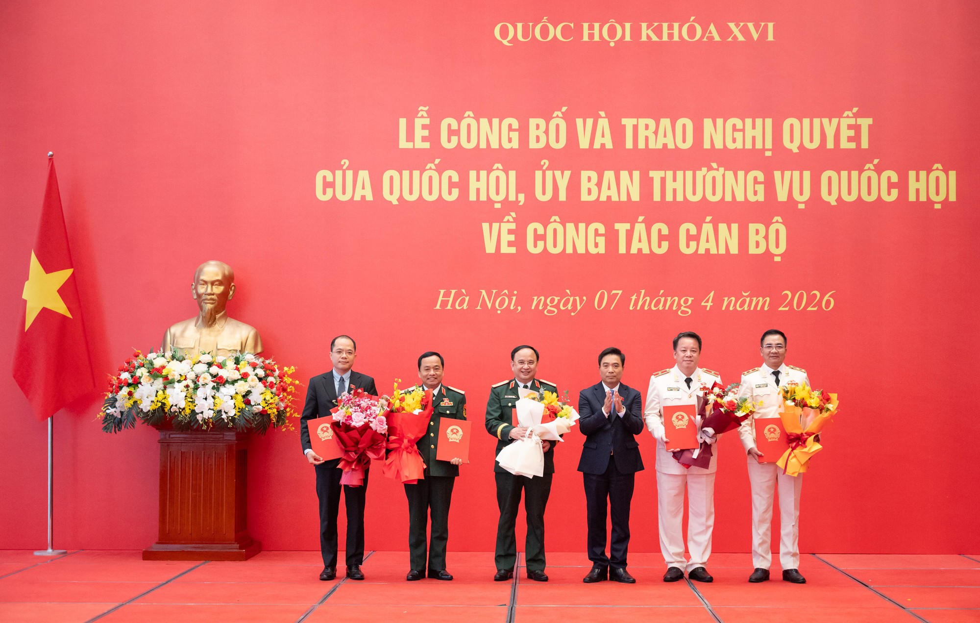 Chủ tịch Quốc hội Trần Thanh Mẫn trao các Nghị quyết về công tác cán bộ- Ảnh 10. Chủ tịch Quốc hội Trần Thanh Mẫn trao các Nghị quyết về công tác cán bộ- Ảnh 10.