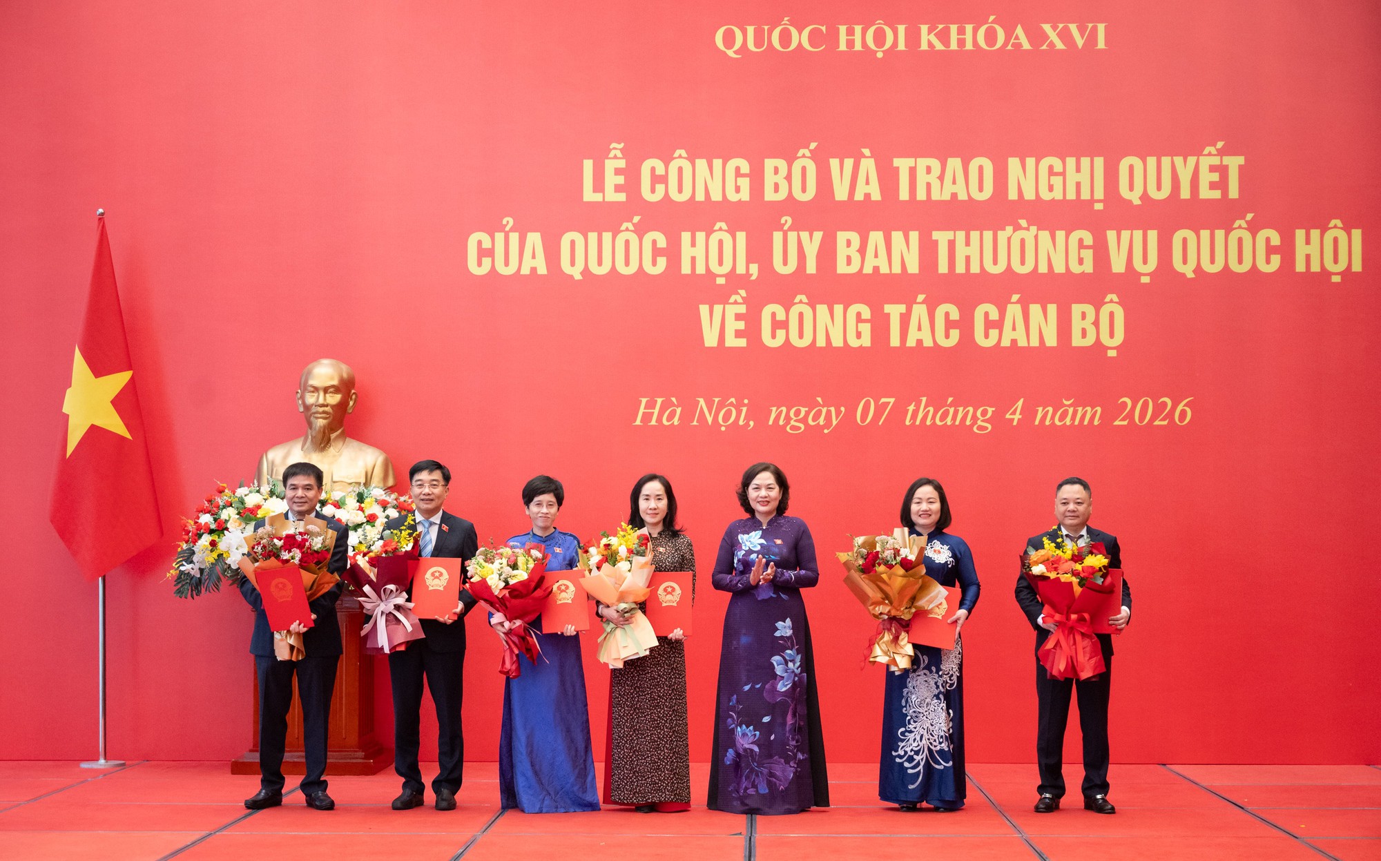 Chủ tịch Quốc hội Trần Thanh Mẫn trao các Nghị quyết về công tác cán bộ- Ảnh 11. Chủ tịch Quốc hội Trần Thanh Mẫn trao các Nghị quyết về công tác cán bộ- Ảnh 11.