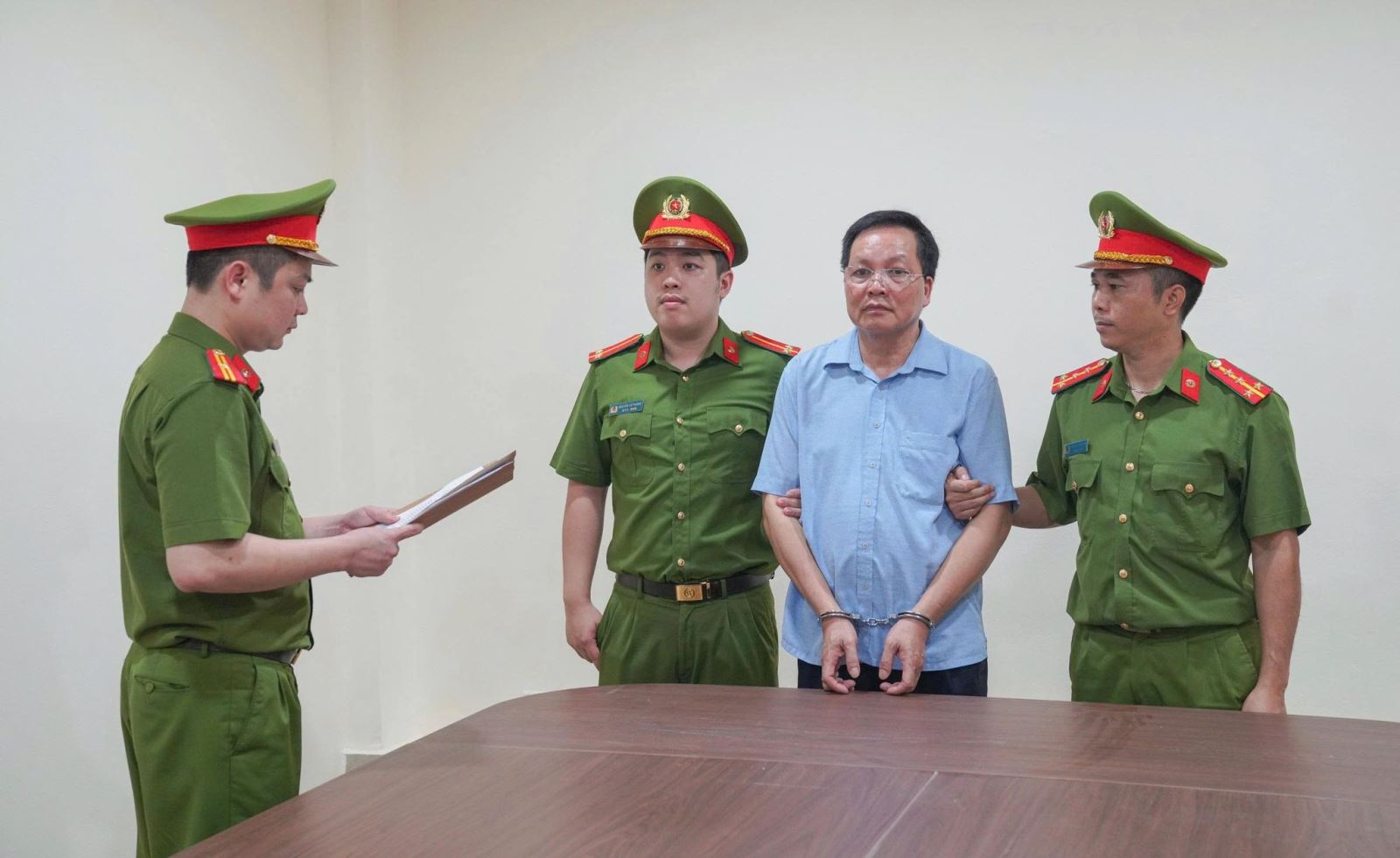 Khởi tố, bắt tạm giam Giám đốc, Hiệu trưởng cùng 2 nữ kế toán- Ảnh 3. Khởi tố, bắt tạm giam Giám đốc, Hiệu trưởng cùng 2 nữ kế toán- Ảnh 3.