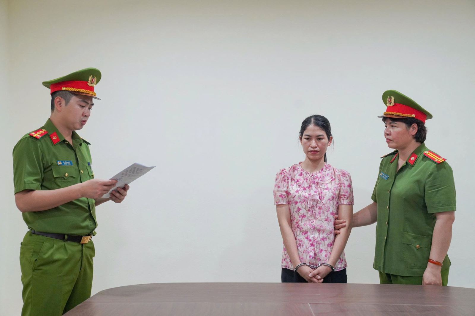 Khởi tố, bắt tạm giam Giám đốc, Hiệu trưởng cùng 2 nữ kế toán- Ảnh 4. Khởi tố, bắt tạm giam Giám đốc, Hiệu trưởng cùng 2 nữ kế toán- Ảnh 4.