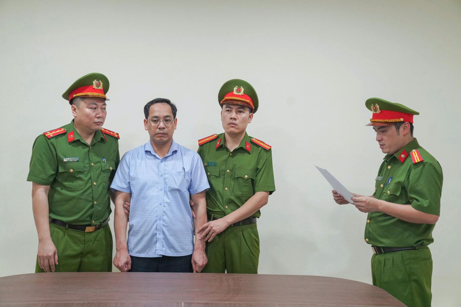 Khởi tố, bắt tạm giam Giám đốc, Hiệu trưởng cùng 2 nữ kế toán- Ảnh 2. Khởi tố, bắt tạm giam Giám đốc, Hiệu trưởng cùng 2 nữ kế toán- Ảnh 2.